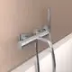 Stabhandbrause von Ideal Standard, montiert an einem chromfarbenen Wandanschluss mit zwei Bedienknöpfen zur Steuerung von Wasserfluss und Temperatur.